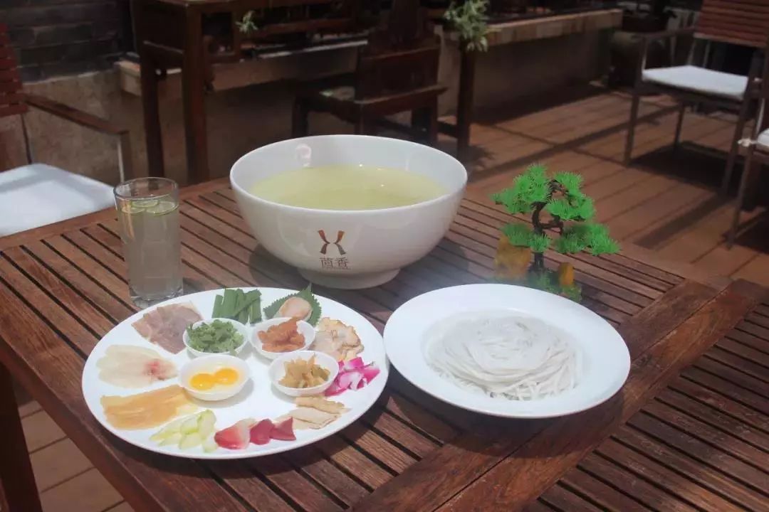 昆明吃过桥米线最好的地方,云南昆明潮玩店