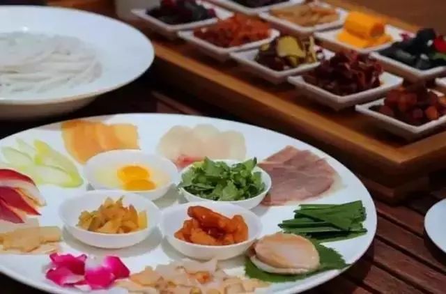 昆明吃过桥米线最好的地方,云南昆明潮玩店