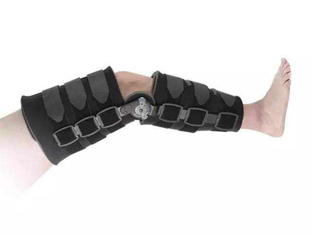 运动扭伤脚踝冷敷还是热敷,扭伤了脚需要冰敷吗还是热敷