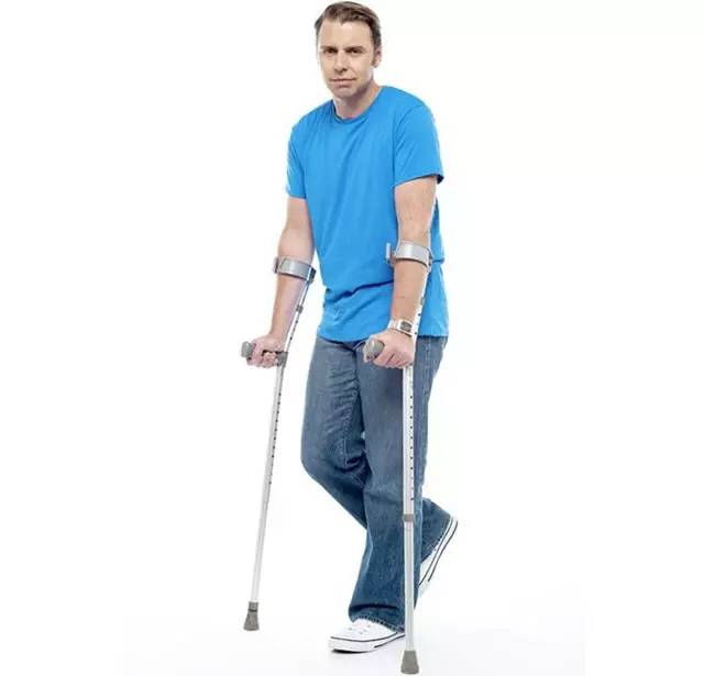 运动扭伤脚踝冷敷还是热敷,扭伤了脚需要冰敷吗还是热敷