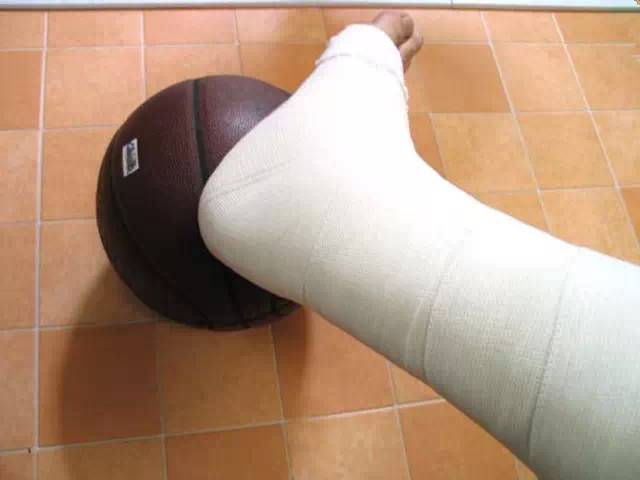 运动扭伤脚踝冷敷还是热敷,扭伤了脚需要冰敷吗还是热敷