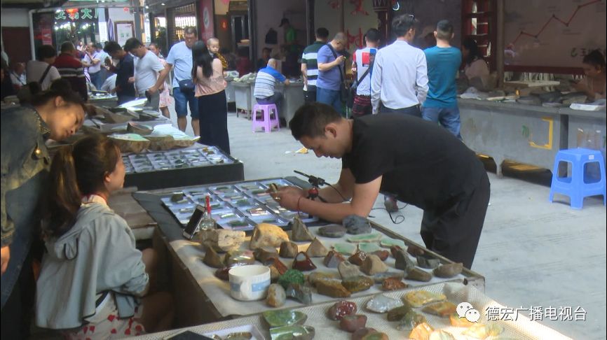 瑞丽珠宝翡翠直播中,瑞丽翡翠直播基地商业模式