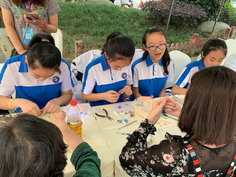 把课堂搬进大自然里,把课堂搬进剧场趣味演绎知识