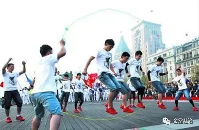 街道龙舟赛视频,龙舟嘉年华集市