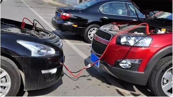 「注意」一言不合全车爆闪竟然是因为......司机不看会后悔