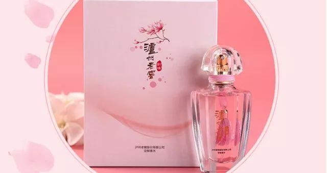 看，那些老人又在研究我们了