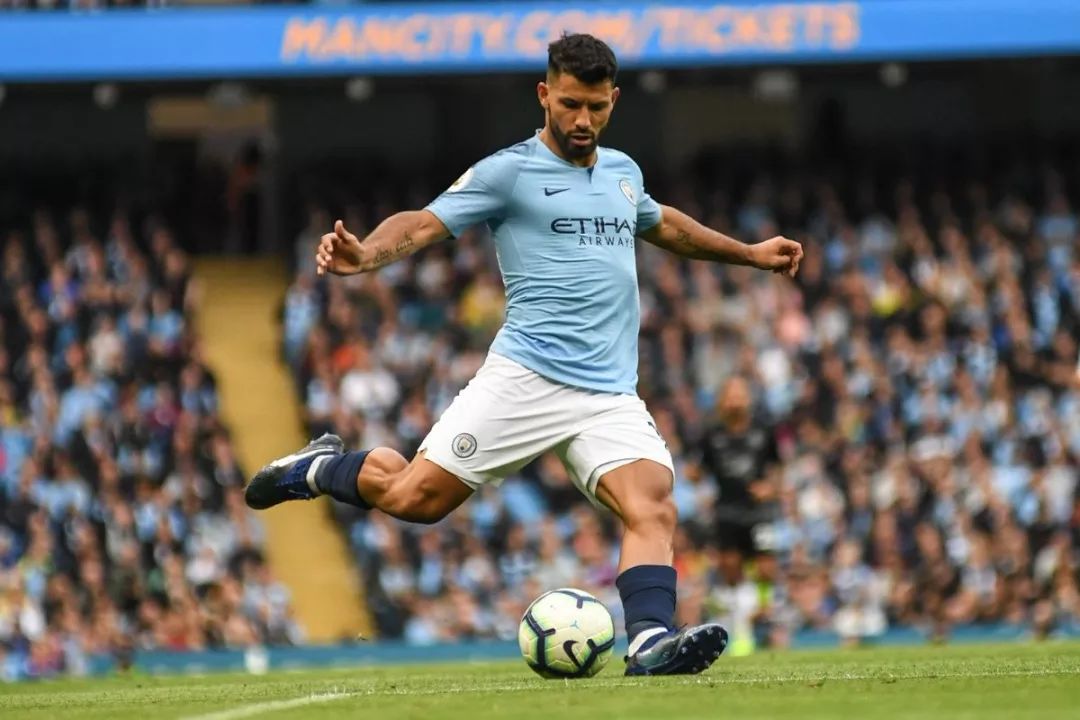 足球基本功训练控球教学慢动作,新手必会的足球五个过人技巧