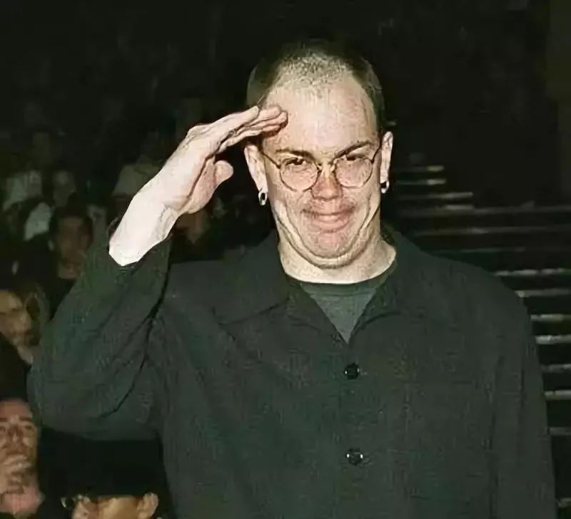 为什么说黑客帝国导演是外星人,黑客帝国导演为什么要变性