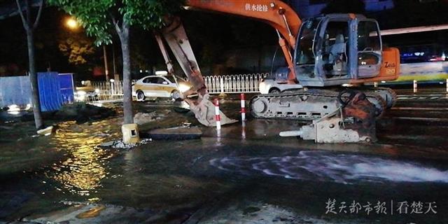 自来水爆裂抢修的应急处理方案,马路水管爆裂维修电话