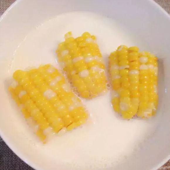 水果玉米可以生吃吗可以加枸杞吗,水果玉米生吃还是熟吃含糖高