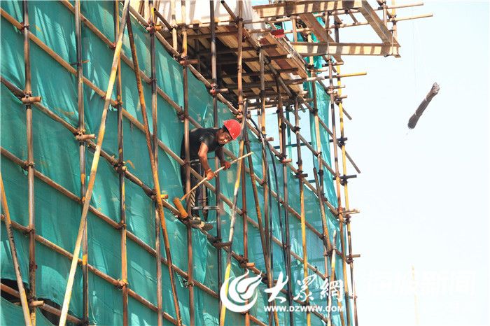 致敬高温下的菏泽户外工作者：手臂晒出“黑白分界线”