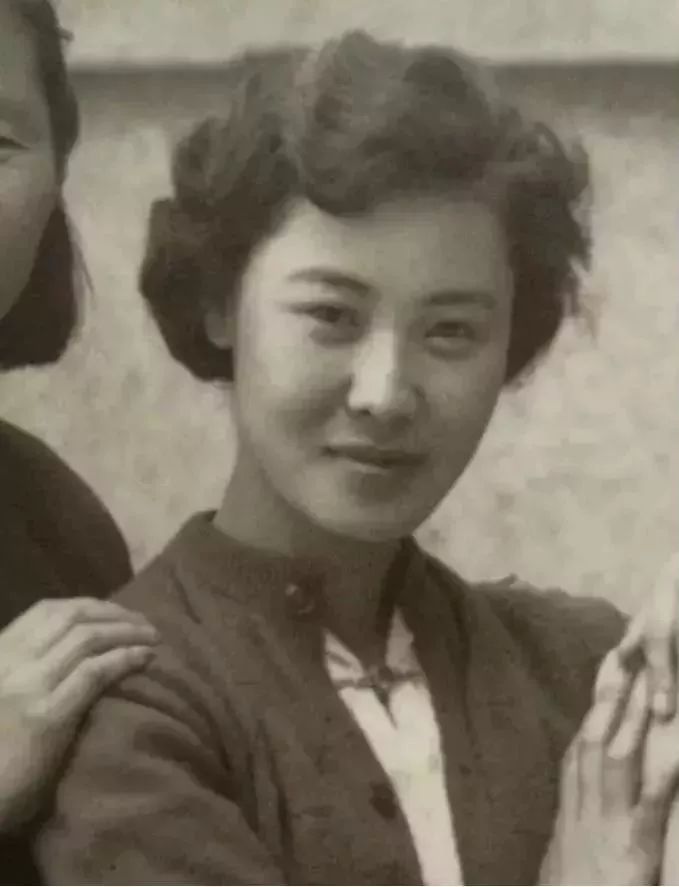 她一出生就被扔掉,4岁进戏班又被卖给人贩子,却成为唱响80年、影响三代人的女神