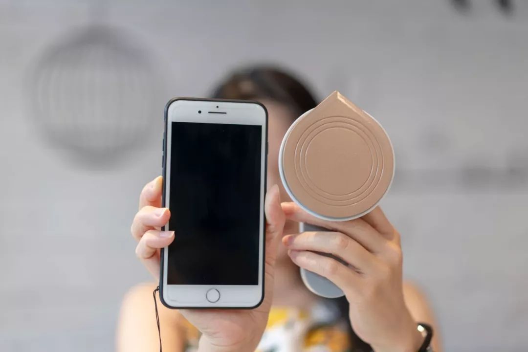 「海淘」OMG！这个巴掌大的电熨斗，不插电不加水能烫衣服，还能当充电宝