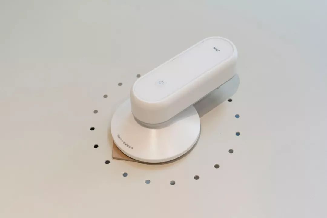 「海淘」OMG！这个巴掌大的电熨斗，不插电不加水能烫衣服，还能当充电宝