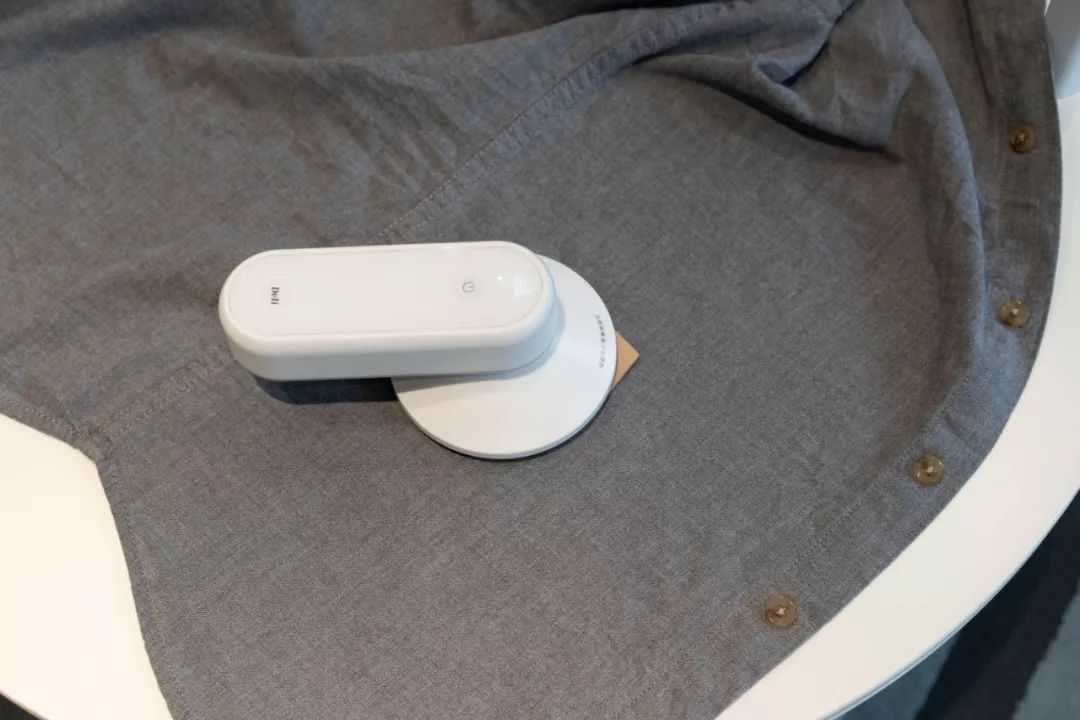 「海淘」OMG！这个巴掌大的电熨斗，不插电不加水能烫衣服，还能当充电宝