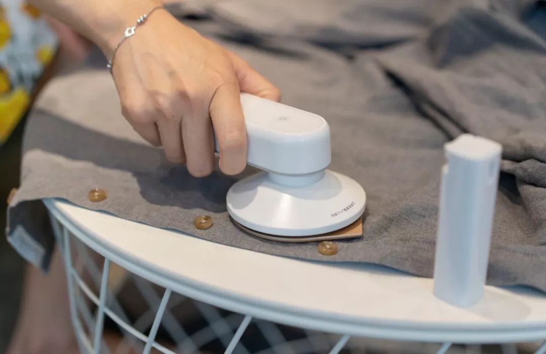 「海淘」OMG！这个巴掌大的电熨斗，不插电不加水能烫衣服，还能当充电宝