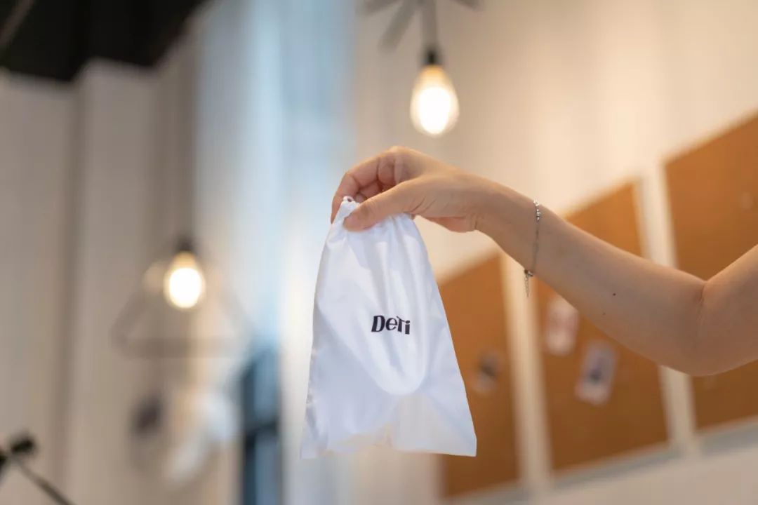 「海淘」OMG！这个巴掌大的电熨斗，不插电不加水能烫衣服，还能当充电宝