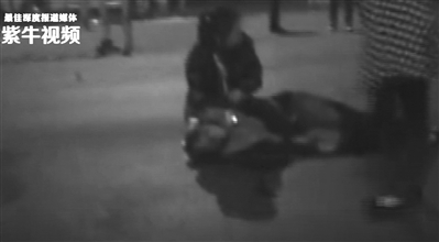 95后护士跪地20分钟救助晕倒男子,杭州90后护士上班途中跪地救人