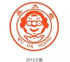 看,那些老人又在研究我们了