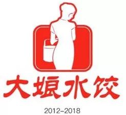 看,那些老人又在研究我们了