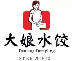 看,那些老人又在研究我们了