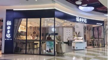 看,那些老人又在研究我们了