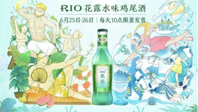 看,那些老人又在研究我们了