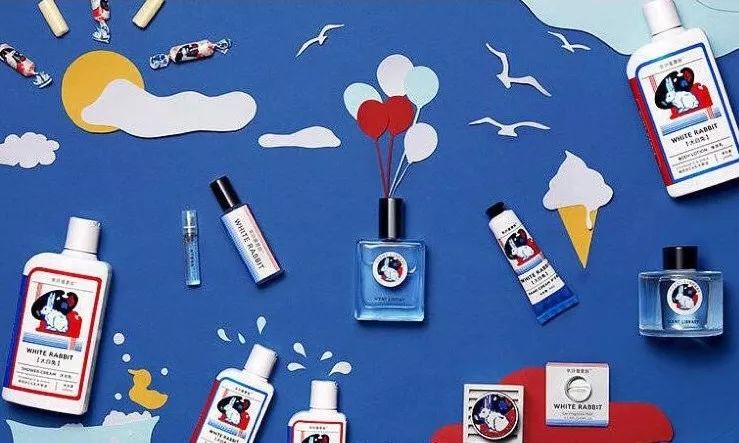 看,那些老人又在研究我们了