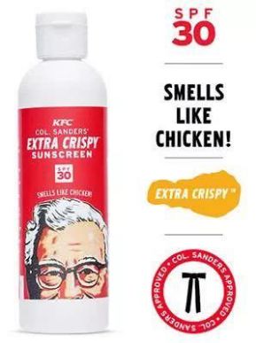 看,那些老人又在研究我们了