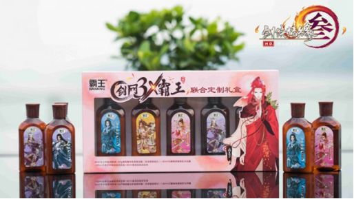 看,那些老人又在研究我们了