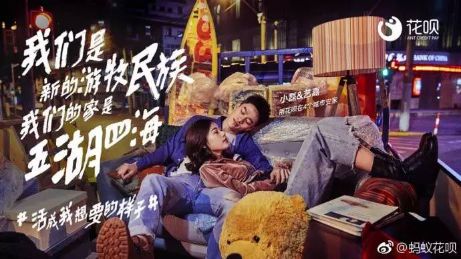 看,那些老人又在研究我们了