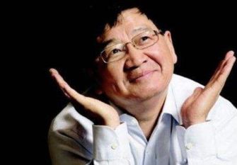 看,那些老人又在研究我们了