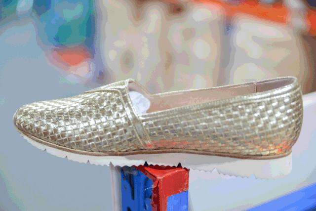 全场1折起!特步、金利来、碟愫、莱尔斯丹鞋子大特卖,最便只要50元!