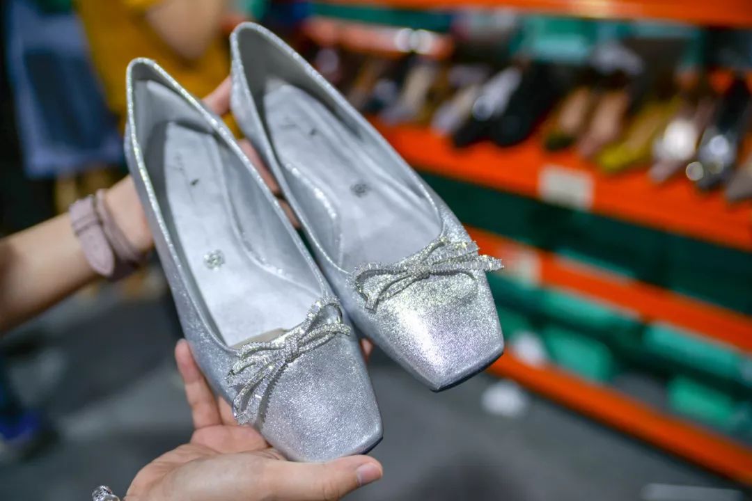 全场1折起!特步、金利来、碟愫、莱尔斯丹鞋子大特卖,最便只要50元!