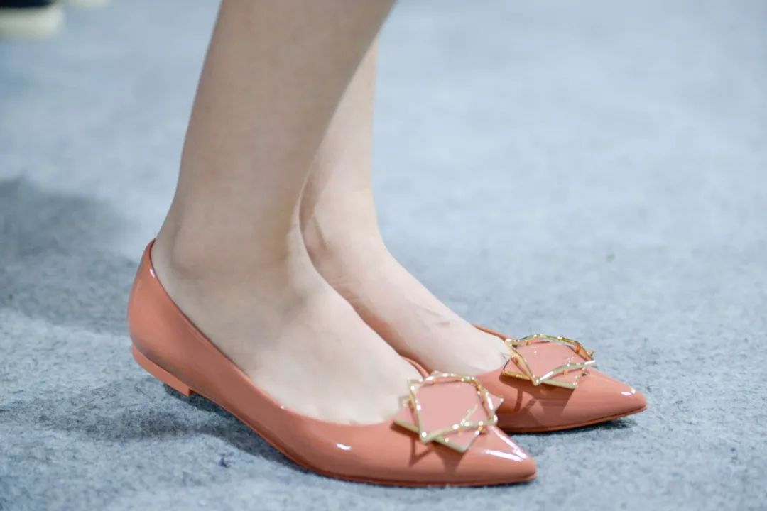 全场1折起!特步、金利来、碟愫、莱尔斯丹鞋子大特卖,最便只要50元!