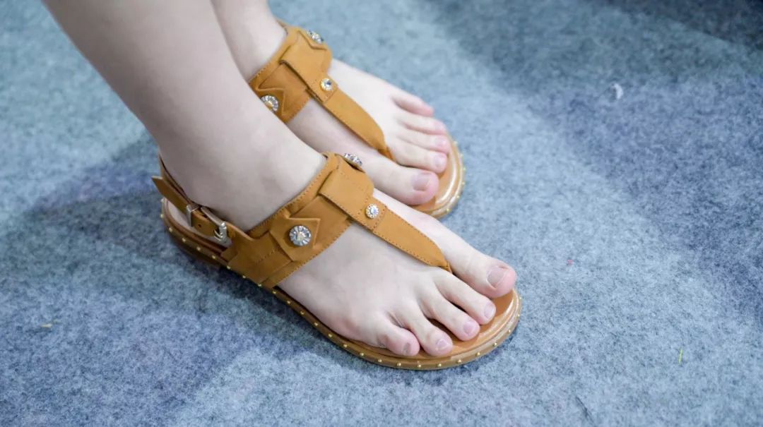 全场1折起!特步、金利来、碟愫、莱尔斯丹鞋子大特卖,最便只要50元!