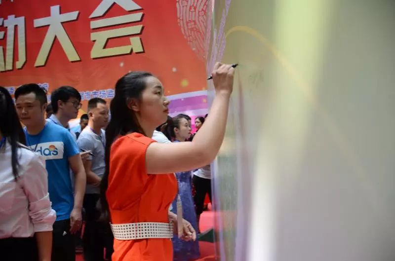 瑞丽珠宝翡翠直播中,瑞丽翡翠直播基地商业模式