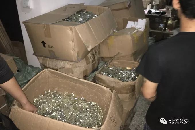 小姐姐们要哭？北流警方捣毁一地下工厂，查获“名牌香水”等5万多瓶！