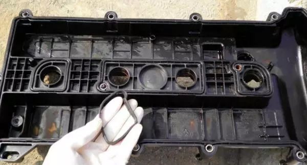 火花塞上有机油是怎么回事,火花塞上面有油怎么回事