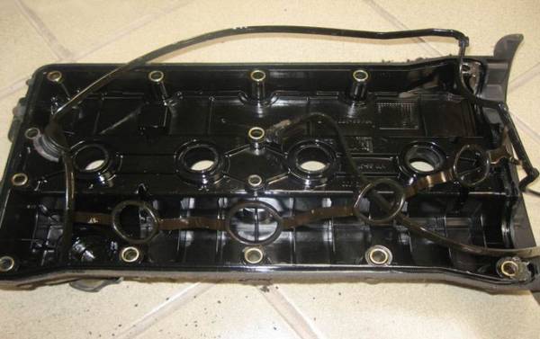 火花塞上有机油是怎么回事,火花塞上面有油怎么回事