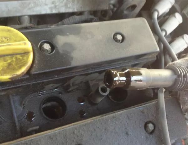 火花塞上有机油是怎么回事,火花塞上面有油怎么回事