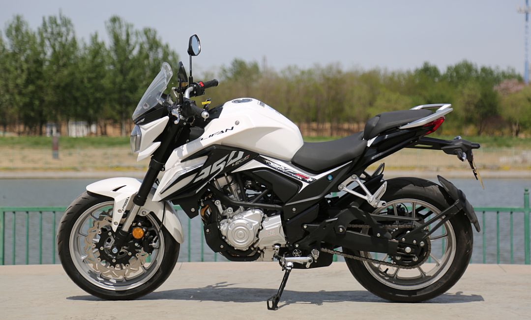 车评：24780元起，表现均衡易上手的双缸街车——KP350