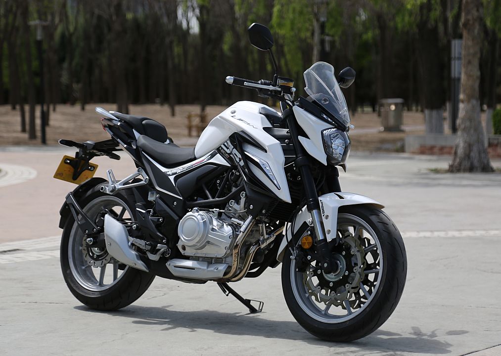 车评：24780元起，表现均衡易上手的双缸街车——KP350