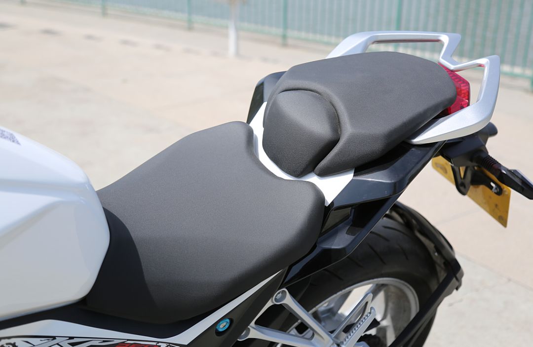 车评：24780元起，表现均衡易上手的双缸街车——KP350