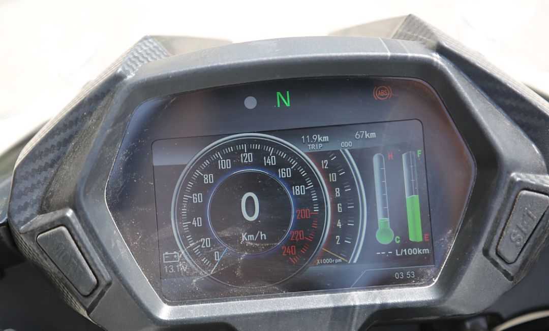 车评：24780元起，表现均衡易上手的双缸街车——KP350