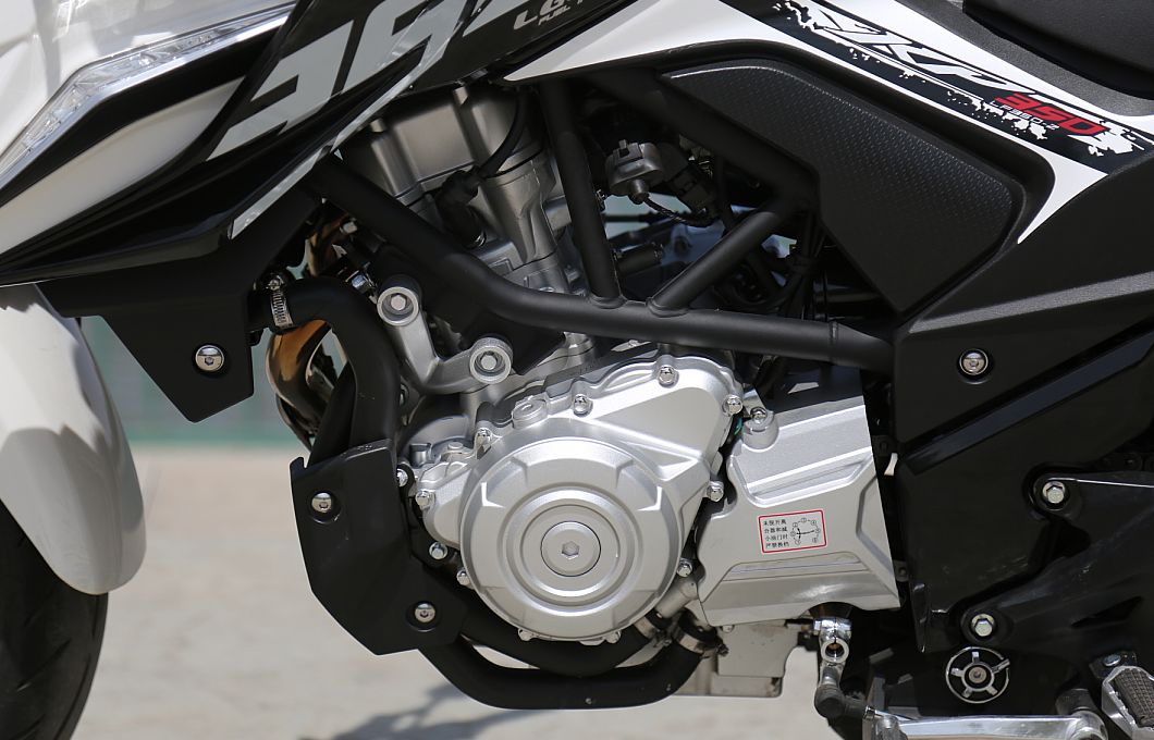 车评：24780元起，表现均衡易上手的双缸街车——KP350