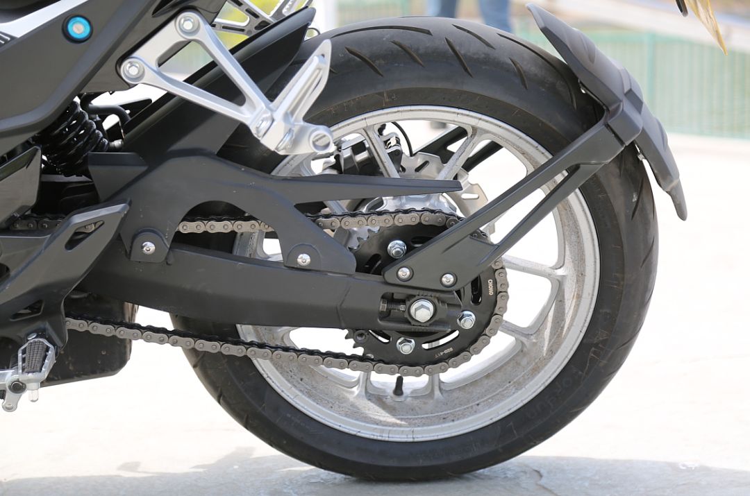 车评：24780元起，表现均衡易上手的双缸街车——KP350