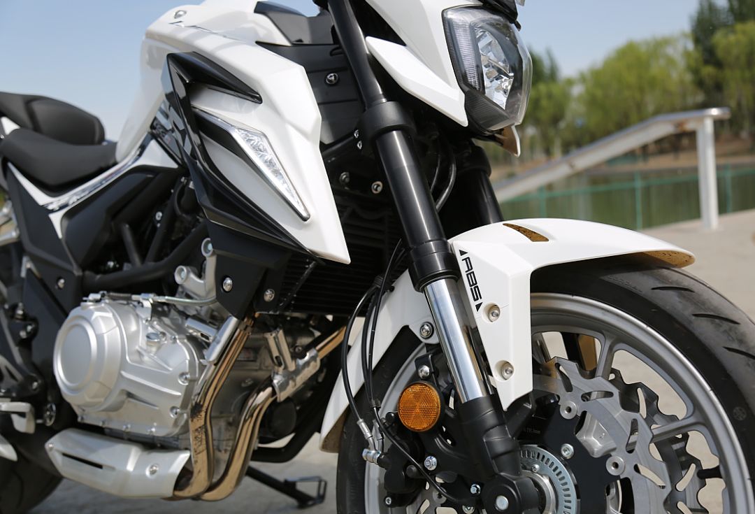 车评：24780元起，表现均衡易上手的双缸街车——KP350