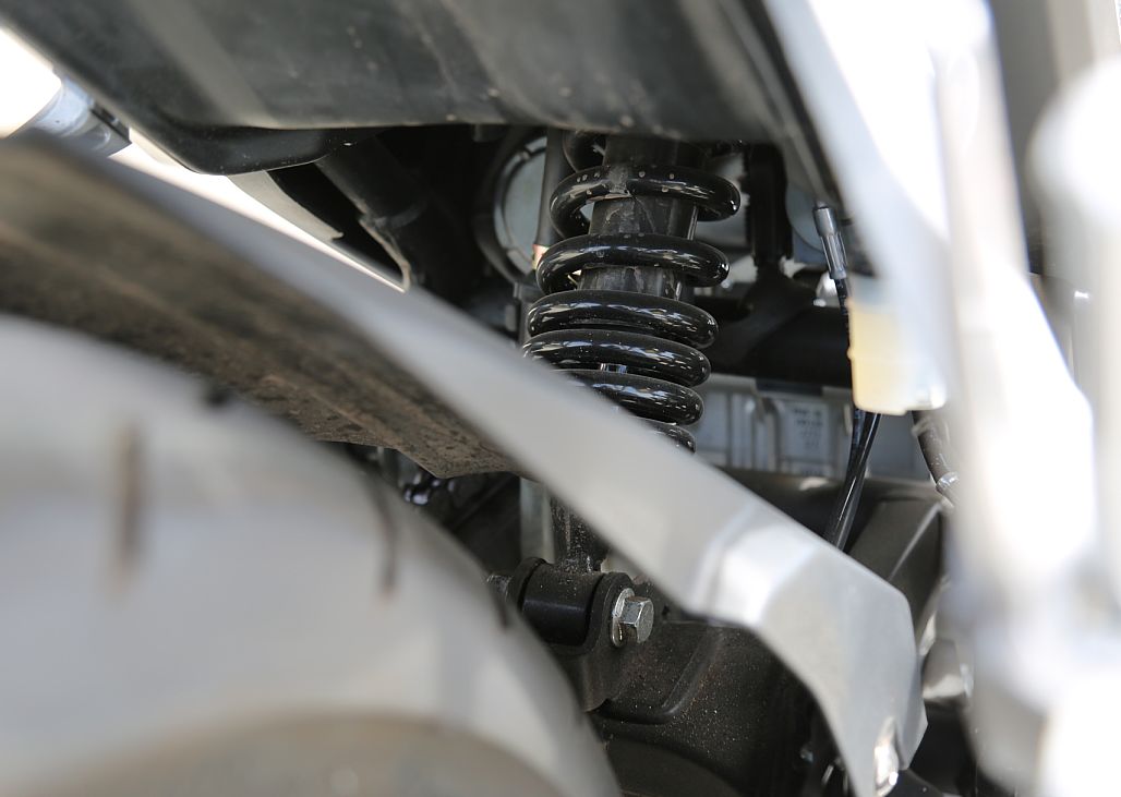 车评：24780元起，表现均衡易上手的双缸街车——KP350