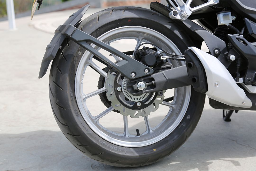 车评：24780元起，表现均衡易上手的双缸街车——KP350